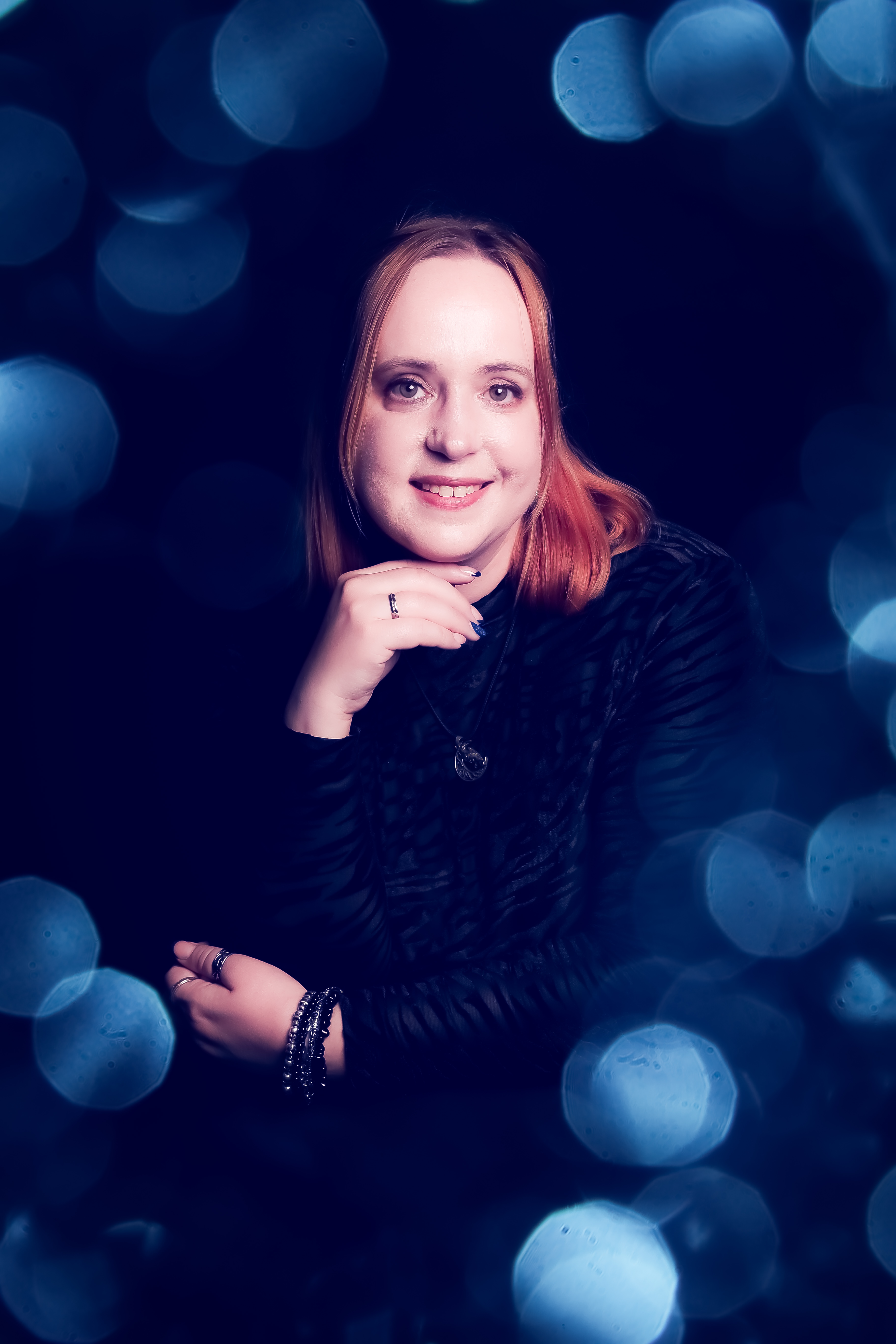 Robyn J. Ashton als Sängerin